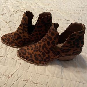 Leopard pointed toe booties size 7